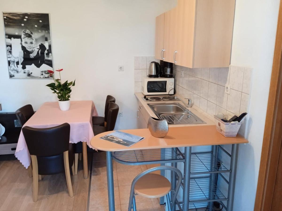Pelivan Apartments Каштела Экстерьер фото